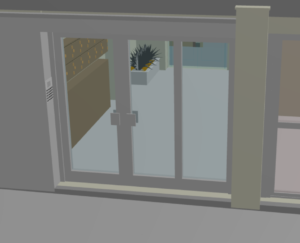 La vitre de la porte est maintenant transparente, grâce au support des matériaux multiples